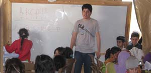 Suriyeli çocuklara öğretmenlik yapıyorlar