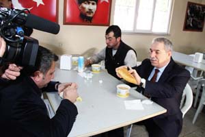 İşçilerle çorba içti