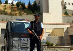 Konsolosluk bayrağa büründü