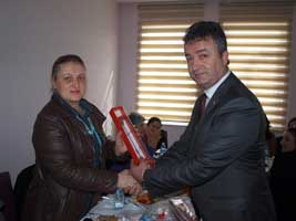Çiçek vererek kutladı