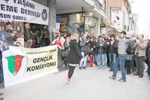 8 Mart'ı Sokak tiyatrosu ile kutladılar