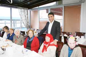 Huzurevi sakinlerini konuk etti