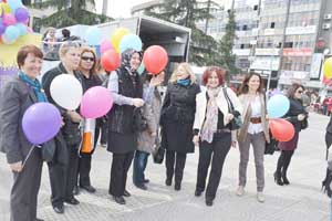 Gökyüzüne balon uçurdular