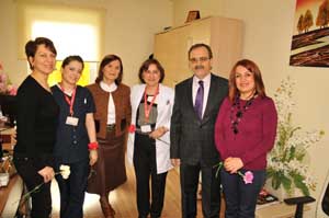 Hastanede karanfil dağıttı