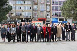 Sağlıkçılardan anıta çelenk