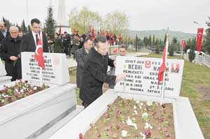 Şehitlikler çiçek açtı