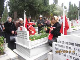 MHP'li kadınlardan şehitlik ziyareti