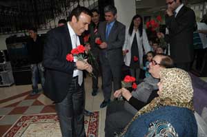 Genç'ten yaşlılara karanfil