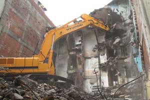 Metruk binalar yıkılıyor