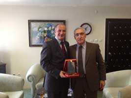 Dekan'dan Etik Kurul üyelerine plaket