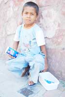 Sokakta çalışan çocuklardan alışveriş yapmayın!