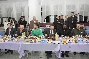 Öğrencilerle yemek yedi