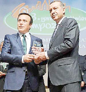 Başbakan Erdoğan'dan  Genç ve Dündar'a ödül