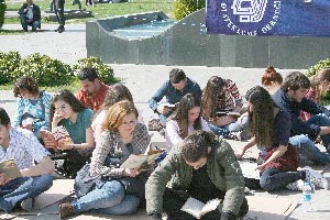 Kurtuluş Yolu'nda kitap okudular