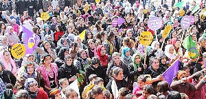 Evde de sokakta da güvende hissetmiyorlar