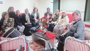 Canikli kadınlar yaşlıların gönlünü aldı