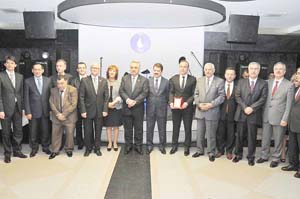 Mesleğinde 25 yılı dolduranlara plaket