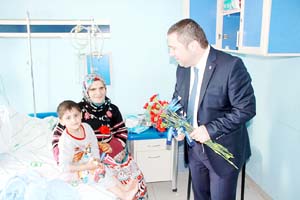 Gül ve karanfil dağıttı