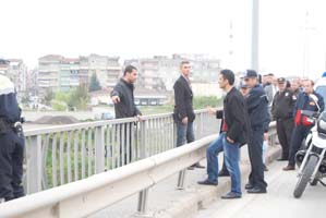 Sevgilisine kızdı köprüye çıktı