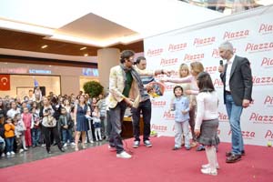 Uygur kardeşler Piazza'yı coşturdu