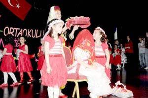 Çocuklarla eğlendi