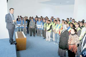 Yeni binayı çalışanlarla gezdi