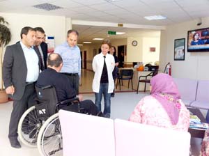 Hastaları ziyaret etti