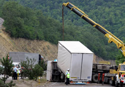 Tır devrildi, yollar kapandı