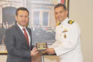 Savaş gemileri Samsun'da