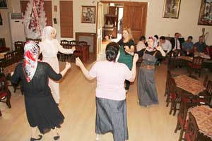 Sertifika mutluluğunu oynayarak kutladılar