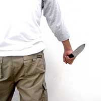 'Yan baktı' bıçağı yedi