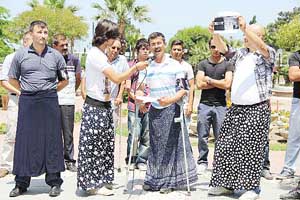 BABALARDAN ETEKLİ PROTESTO...