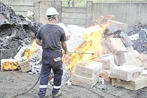 Kaçak mallar alev alev