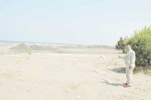 Sahili perişan ettiler