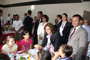 Bakan Şahinden Sevgi Evleri'ndeki çocuklara ziyaret