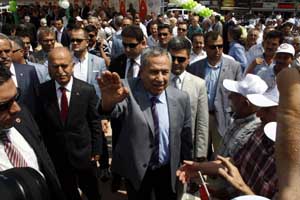 Başbakan Yardımcısı Arınç: Muhalefetin çabasına rağmen Meclis çalışıyor