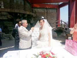 DEMİRTAŞ MUTLULUĞA ORTAK OLDU.