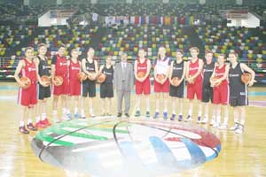 Ümit kızlara ziyaret..