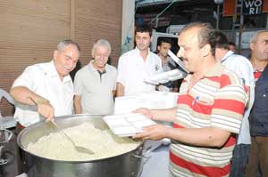 İFTAR ÇADIRINA AKIN ETTİLER