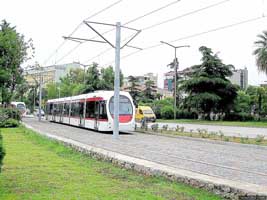 Raydan karşıya geçmeye çalışirken tramvay çarptı