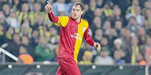 Elmander: Galatasaray ile bir yıl daha sözleşmem var