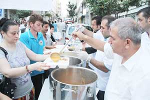 İFTARLAR KOMŞULUK İLİŞKİLERİNİ GÜÇLENDİRİYOR.