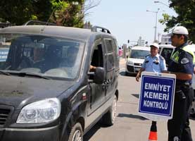 Bir aydır uyarı yapan Emniyet, kemersiz sürücleri bu kez affetmedi