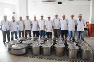 40 KİŞİLİK EKİPLE GÜNDE 4 ÇEŞİT YEMEK YAPIYORLAR