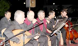 İLAHİ DİNLETİSİ DUYGULANDIRDI