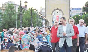 TARİHİ KÖPRÜYE AKIN ETTİLER