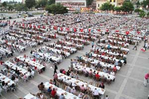 İLKADIMDAN 10 BİN KİŞİYE İFTAR