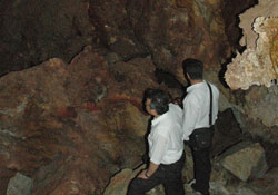 Yol çalışması, doğal mağara ortaya çıkardı