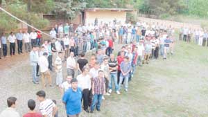 Cami avlusunda halka oluşturarak bayramlaşıyorlar