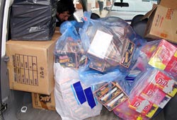 Kaçak çikolata ve sigara yakalandı